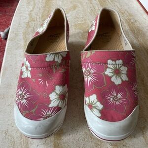 Dansko Vegan Volley Clogs Shoes Red Floral Slip On Wedge